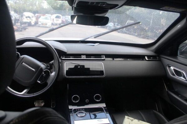 8fc61964-b410-43bb-aedf-b9cadbaea238 LAND ROVER RANGE ROVER VELAR R-DYNAMIC SE MODELO 2019
