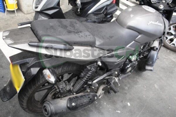 BAJAJ PULSAR 180 FI NEON MODELO 2022