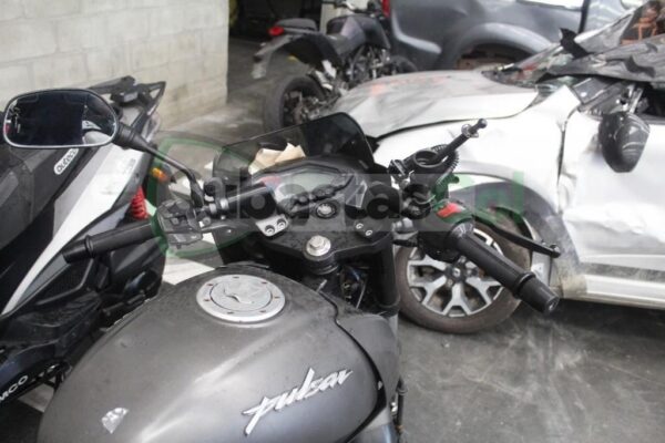 BAJAJ PULSAR 180 FI NEON MODELO 2022