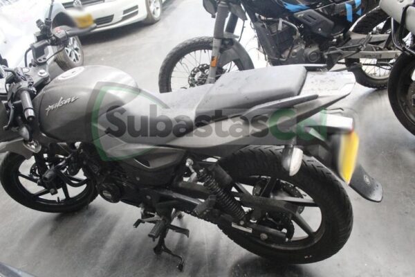 BAJAJ PULSAR 180 FI NEON MODELO 2022