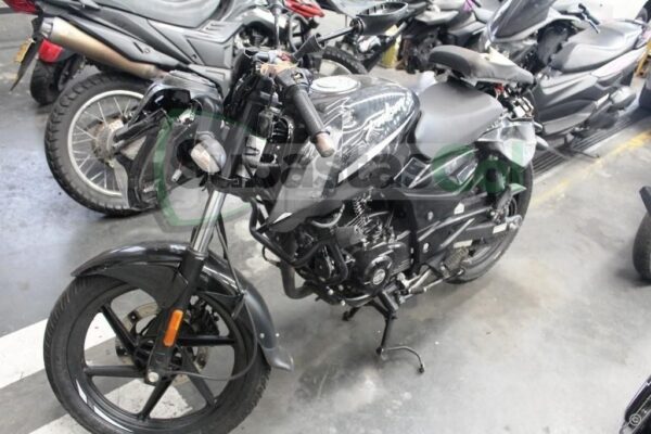 e4113edd-d5d6-414c-b859-fed9dd3f9b46 BAJAJ PULSAR 180 FI NEON MODELO 2023