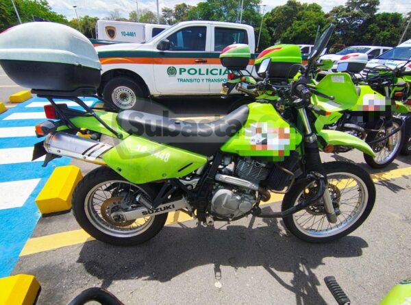 ac61cd06-72bb-4089-a044-e2da681e41ee SUZUKI DR650 MODELO 2020